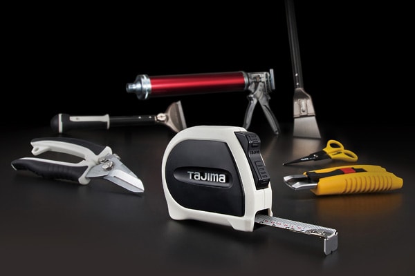 Quels sont les outils à main indispensables chez Tajima ?