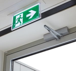 COMMENT BIEN CHOISIR UN FERME-PORTE ADAPTÉ ?