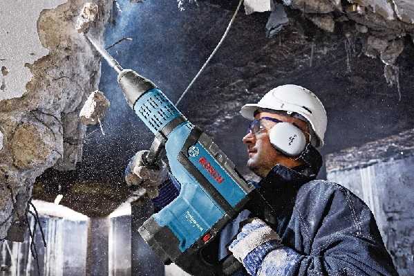 Image ambiance d'un artisan avec un perforateur