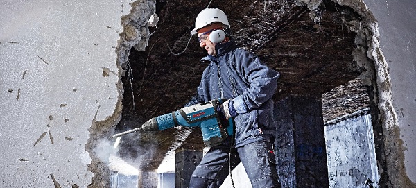 Image ambiance d'un artisan avec un perforateur sans fil