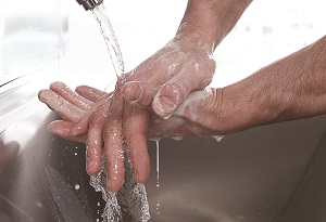 Mains rincées à l'eau tiède