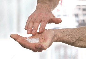 Application de crème hydratante sur les mains