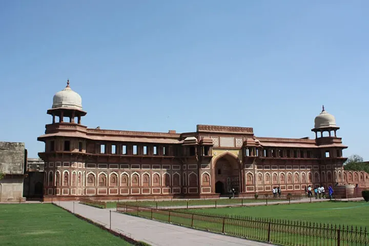 agra most popular tourist places