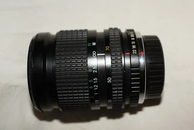 Revuenon 28-70mm f/4 MC Macro Auto