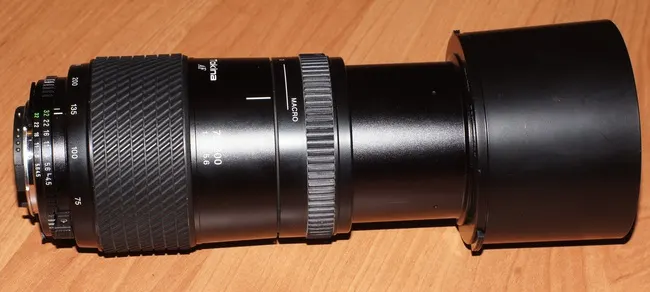 Tokina AF 75-300mm f/4.5-5.6 Macro