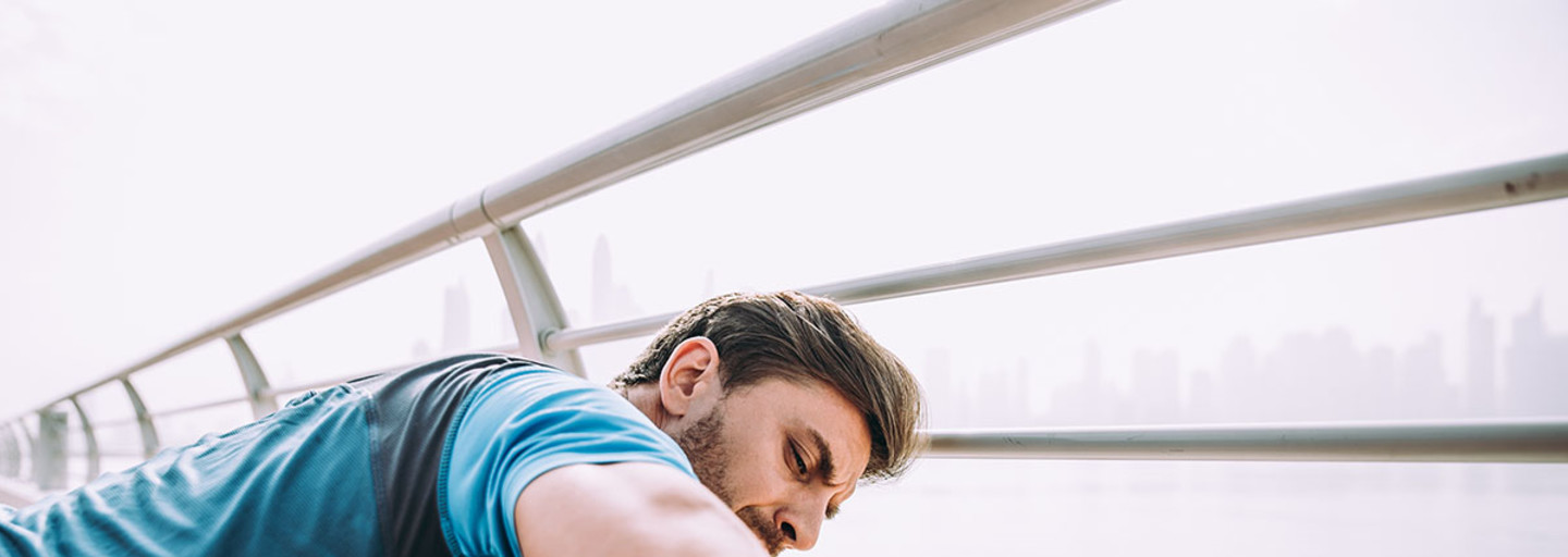 Uomo che fa allenamento eccentrico