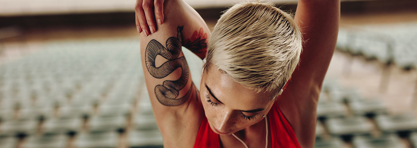 esercizi per i pettorali per donne con manubri