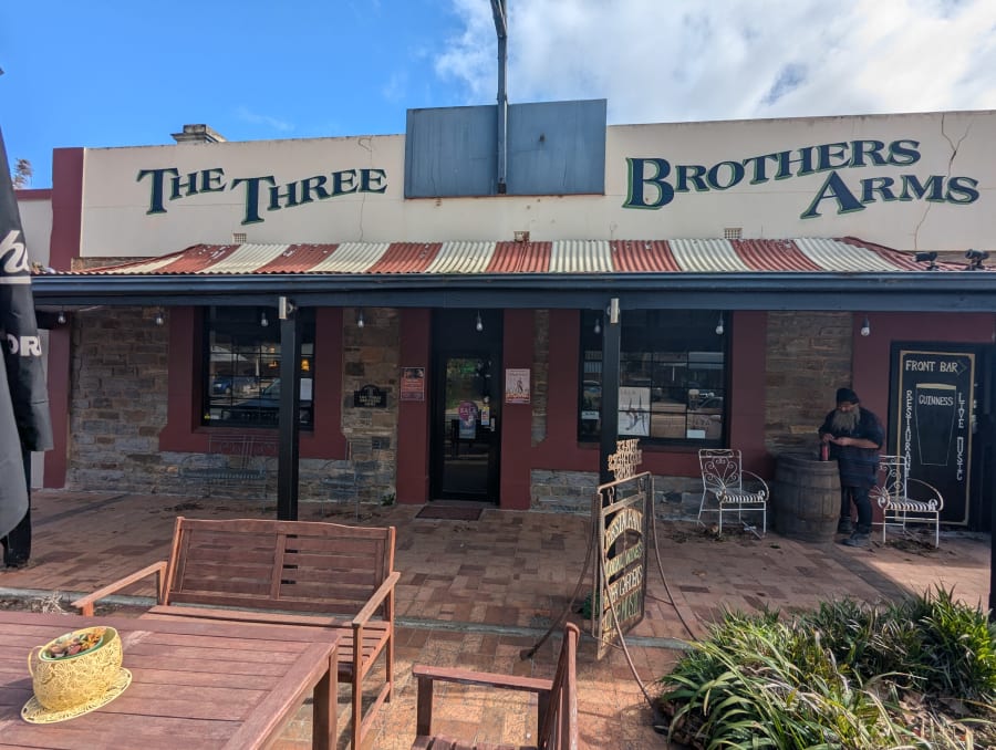 Three Brothers Arms Hotel – photo 1