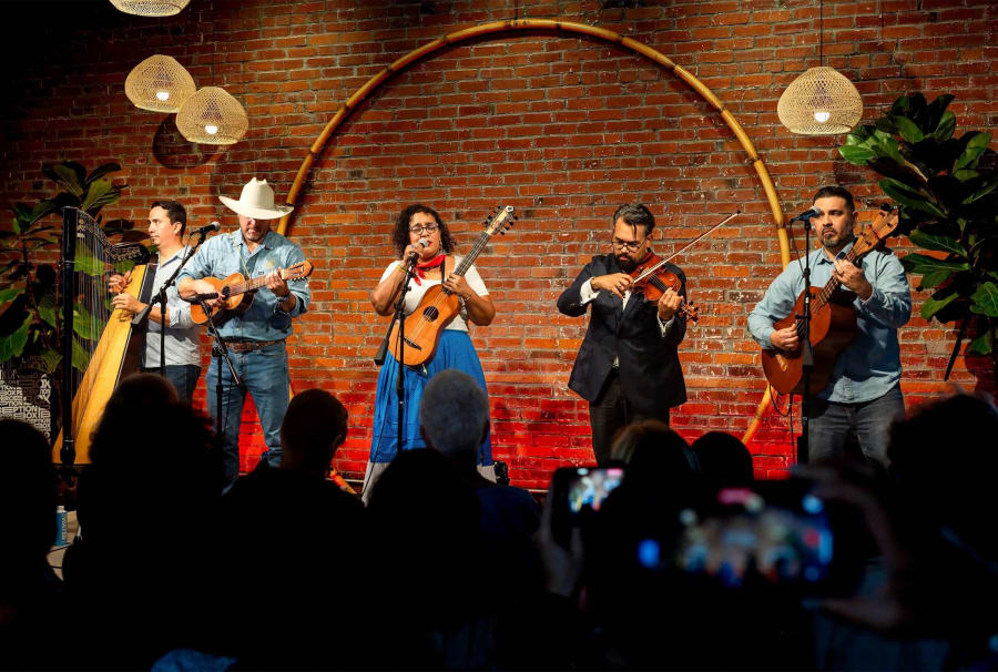 Todo Cambia: Featuring Vijay Gupta & La Marisoul – photo 1