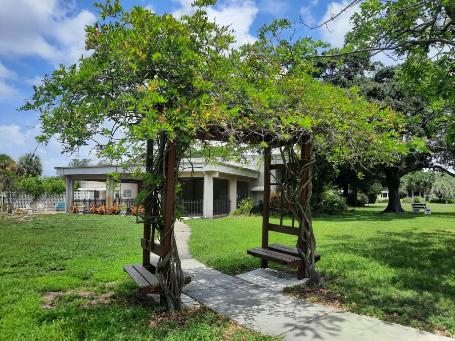 Christmas Recycle Sale by St Pete Garden Club – photo 4