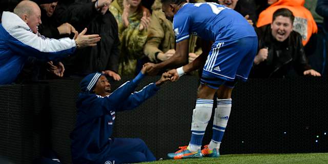 Callum Hudson Odoi Mengenang Foto Dengan Samuel Eto O Situs Resmi Chelsea Football Club