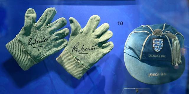 peter bonetti gloves