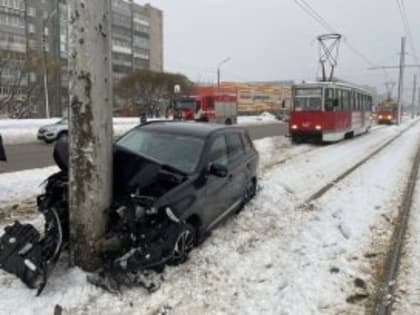 В Череповце иномарка въехала в столб
