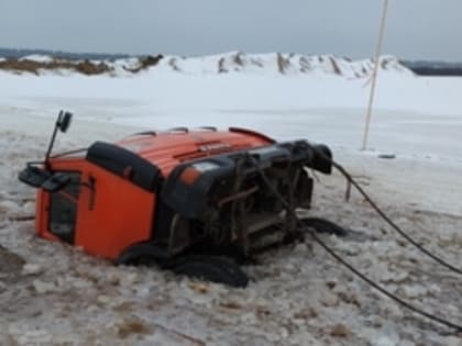 КамАЗ с песком провалился под лед в Великоустюгском районе