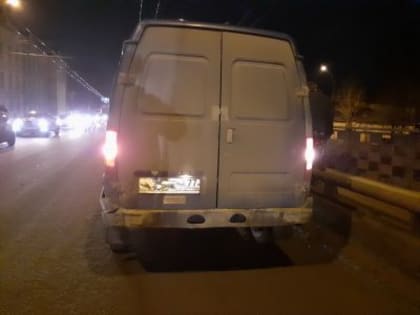34-летний мужчина упал под колеса грузовика на Октябрьском мосту