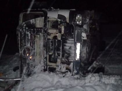 Водитель из Подмосковья чудом выжил после полета в кювет на фуре в Вологодской области