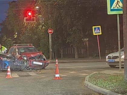 Скорая помощь летела с места ДТП в сторону больницы: подробности аварии в центре Вологды