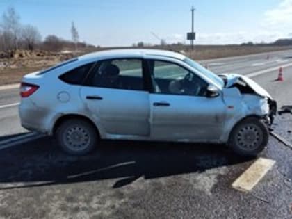 На федеральной трассе под Вологдой столкнулись две отечественные легковушки
