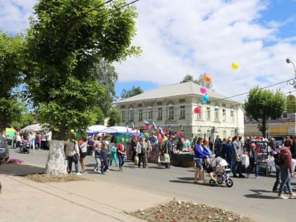 «Молочные традиции» почтили в Череповце ярмаркой, музейным праздником и рекордным бутербродом