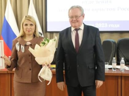 Благодарственное письмо Губернатора области вручили адвокату Адвокатской палаты области