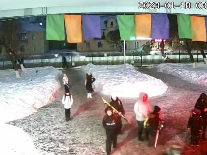 В школе №9 Вологды опровергли информацию о том, что дети переодеваются на крыльце учебного заведения