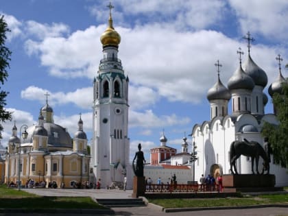 Андрей Луценко и Олег Кувшинников вручили награды вологжанам в день города Вологды