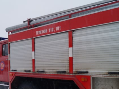 В Череповце у жилого дома загорелся строительный вагончик