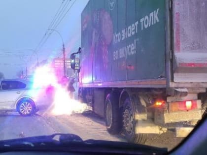 Вологжанин попал в больницу после ДТП с грузовиком в областном центре