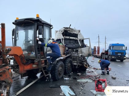 На трассе в Вологодском районе столкнулись тягач, грузовик и грейдер