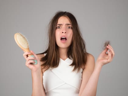 Почему выпадают волосы у женщин и что при этом делать?