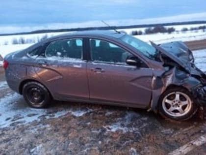 Отечественная легковушка врезалась в припаркованный МАЗ