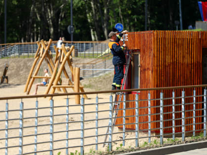 На Александровской набережной начали монтировать видеокамеры