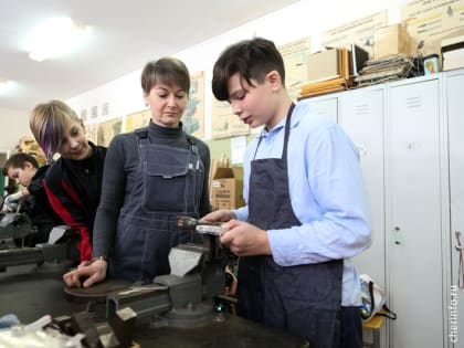 В школе № 26 женщина-педагог научила мальчиков пилить и сверлить