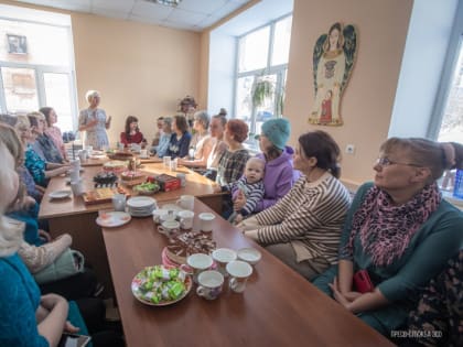 С наступающим 8 марта женщин «Светлицы» и «С миру по нитке» поздравила Лариса Кожевина