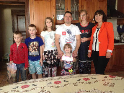 В преддверии нового учебного года уполномоченный при Губернаторе области по правам ребёнка Ольга Смирнова посетила многодетную семью  Забелиных, проживающую в Вологодском районе
