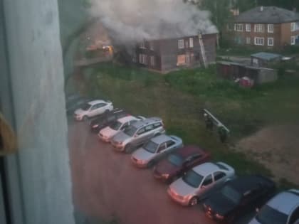 В переулке Водников в Вологде горит многоквартирный деревянный дом