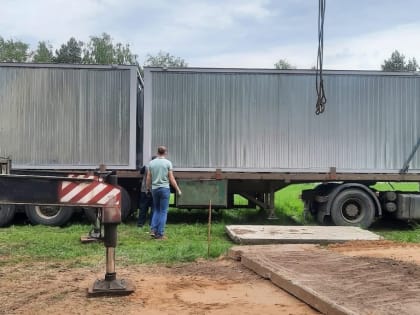 В поселке Ермаково установили вагончики для раздевалок и подготовки лыж