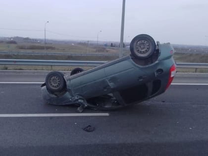 Под Вологдой «Лада» врезалась в ограждение и перевернулась, водитель скрылся