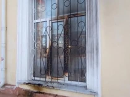 В областном центре неизвестный выкинул из окна горящий матрас