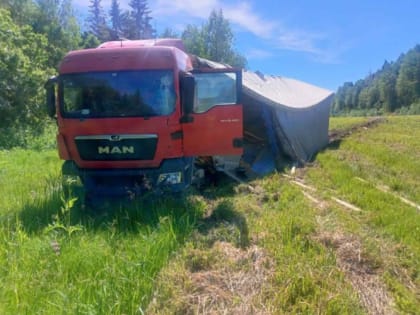 5-летний мальчик и двое взрослых попали в больницу после аварии с пары фур и легковушки