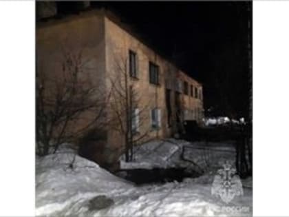 Из горящего дома в Харовске эвакуировали 15 человек, в том числе троих детей