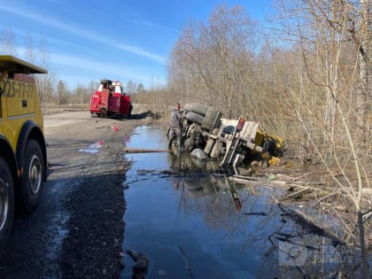 Многотонный автокран утонул в кювете на трассе в Вологодской области