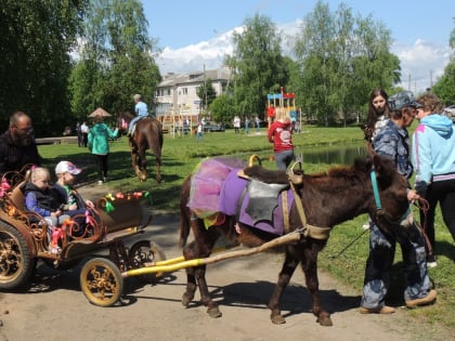 1 июня в городском парке с самого утра начала работать праздничная ярмарка