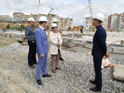 В Зашекснинском районе Череповца возводятся новые школа и детски сад.