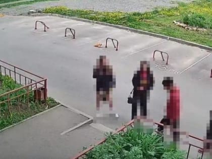 В Череповце ищут подростков, которые оторвали дверь и распивали спиртное в одном из подъездов