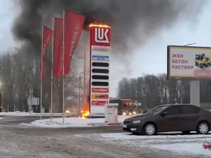 На Кирилловском шоссе загорелось электронное табло с ценами на бензин