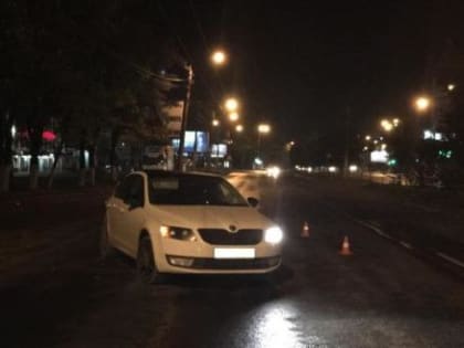 В Вологде иномарка влетела в дерево, пострадали два человека