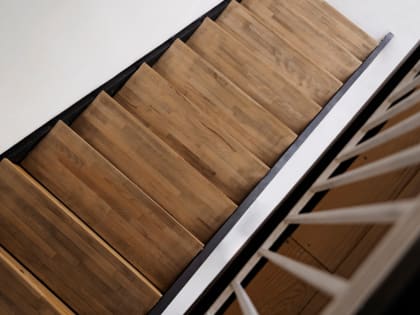 Деревянные лестницы: элементы, виды, устройство