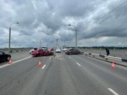 Три автомобиля столкнулись на Октябрьском мосту