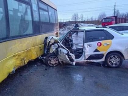 Таксист, попавший в аварию с автобусом, скончался в больнице